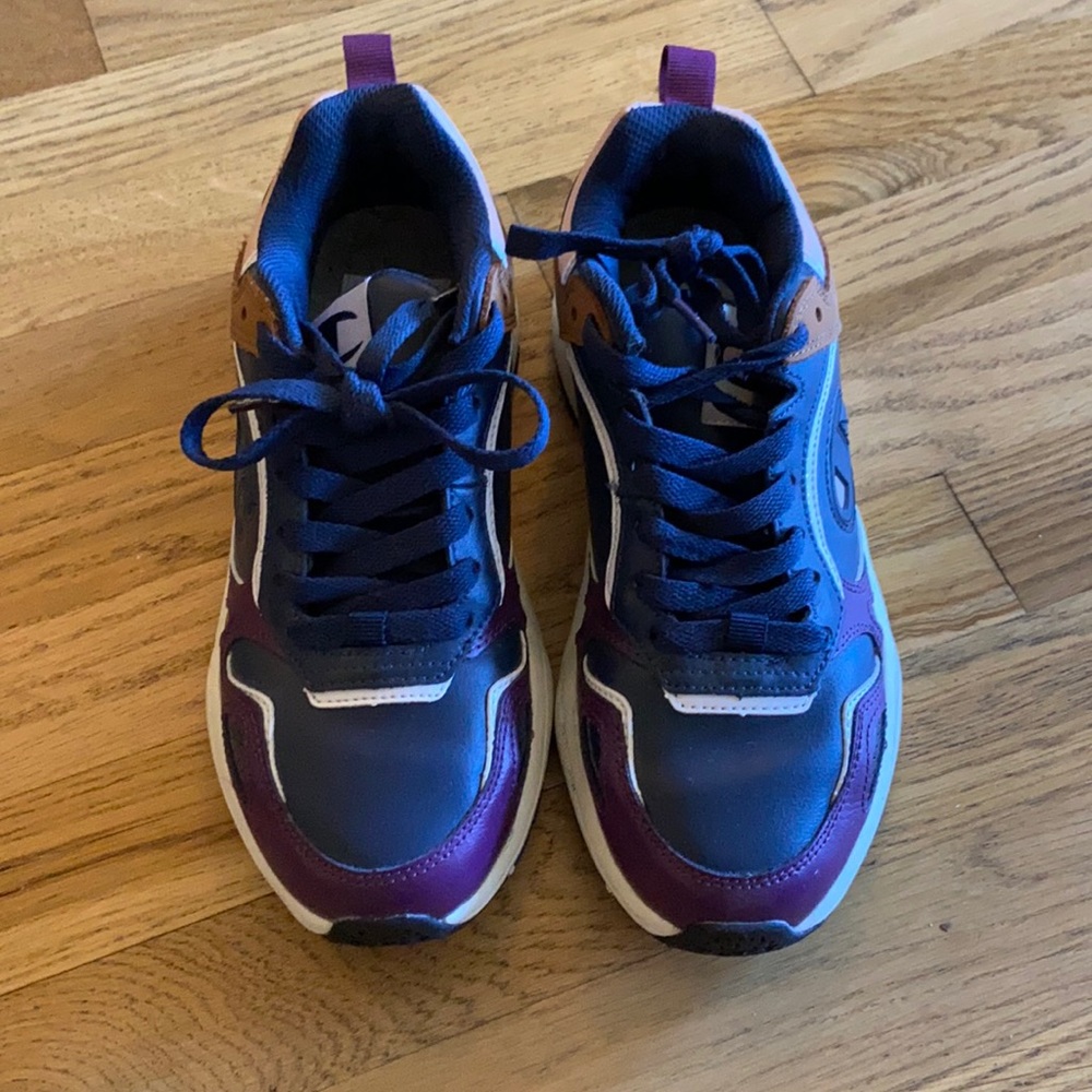 Champion sneakers worn only 1 time, in perfect condition size 8 in women